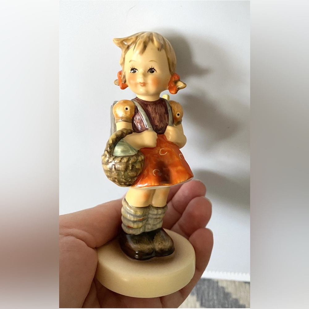 GOEBEL HUMMEL School Girl figurine #81 antique “125” on her backpack COLLECTIBLE - Picture 5 of 13